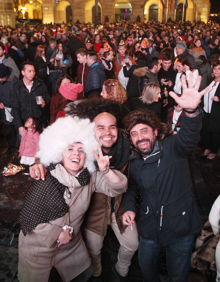 Fiesta de Nochevieja en la plaza Mayor de Gijón