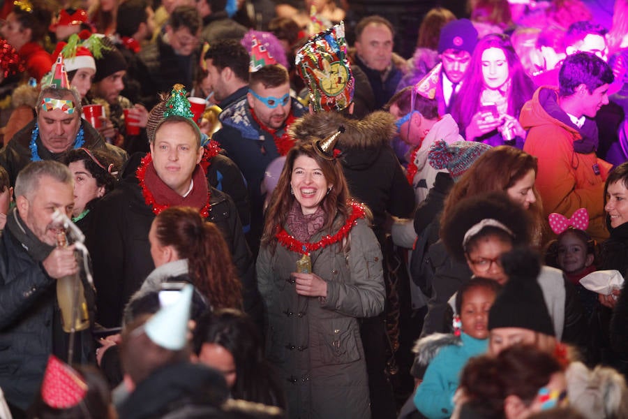 Fiesta de Nochevieja en la plaza Mayor de Gijón