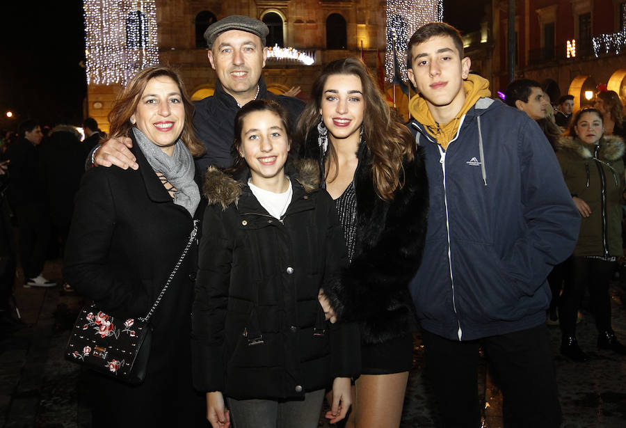 Fiesta de Nochevieja en la plaza Mayor de Gijón