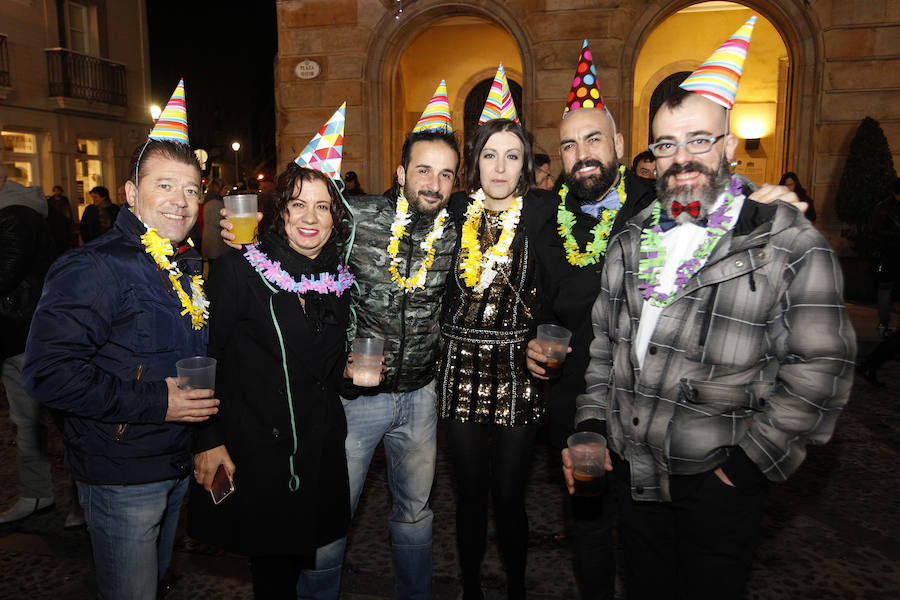 Fiesta de Nochevieja en la plaza Mayor de Gijón