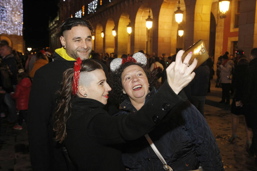 Fiesta de Nochevieja en la plaza Mayor de Gijón