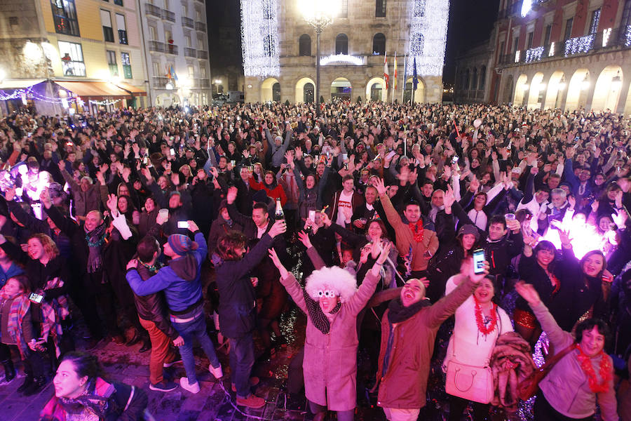 Fiesta de Nochevieja en la plaza Mayor de Gijón