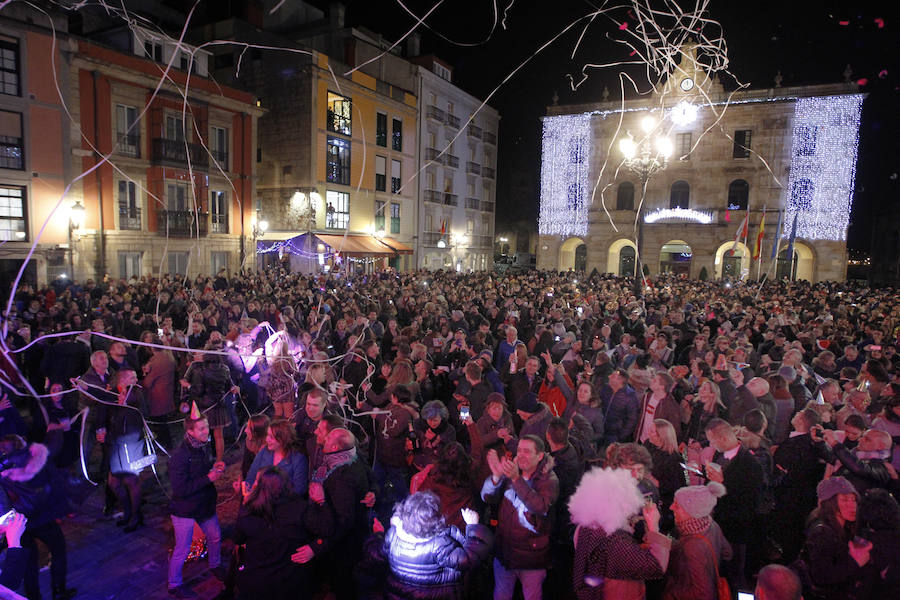 Fiesta de Nochevieja en la plaza Mayor de Gijón