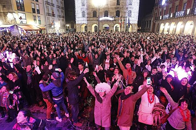 Centenares de personas celebraron la llegada del nuevo año en la plaza Mayor. 