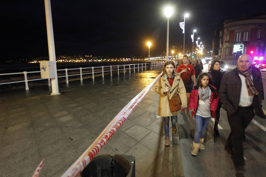 Protección Civil recomienda a los ciudadanos que no se acerquen a la costa. p