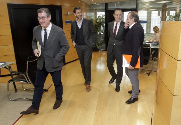 Ignacio Prendes, Pedro Luis Fernández, Alberto González y Nicanor García, ayer, en la sede de Fade en Oviedo. 