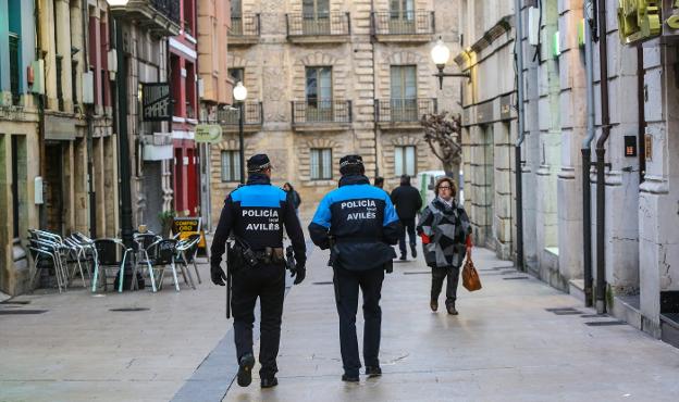 Dos policías locales patrullan por la calle de La Fruta. Los destinados a violencia de género no llevan uniforme oficial. 