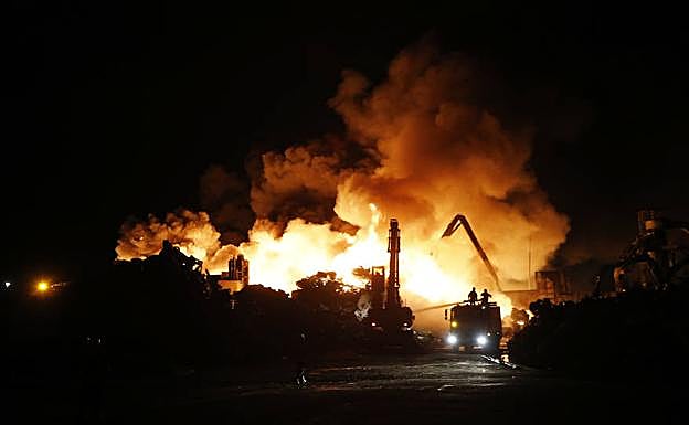 Incendio en un desguace en Somonte, en Gijón