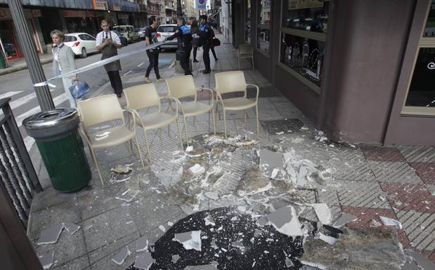 El falso techo de un bar de Oviedo se desprendió cayéndole encima a un hombre