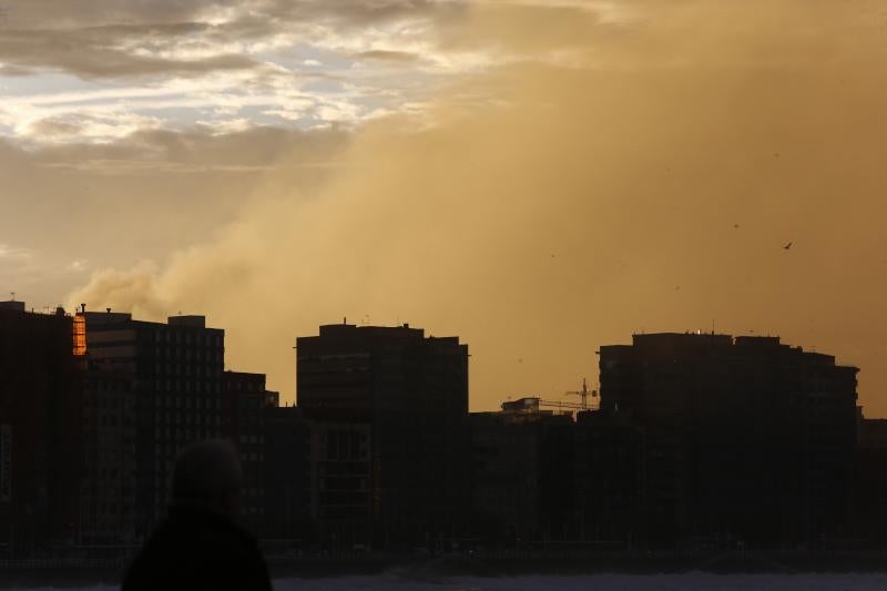 Las imágenes del espectacular incendio en un desguace de Gijón