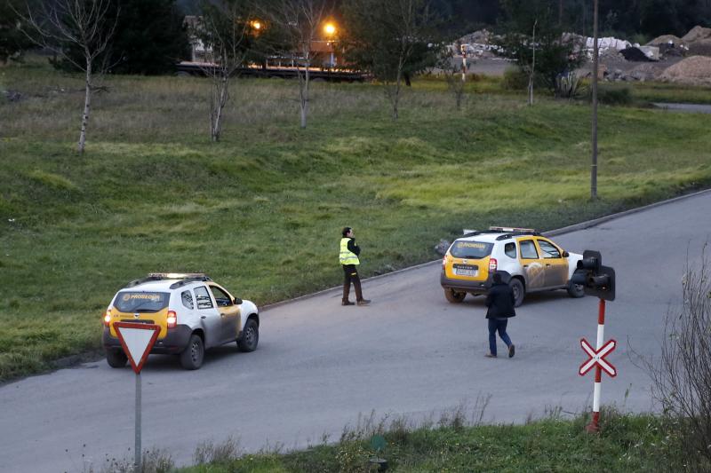 Las imágenes del espectacular incendio en un desguace de Gijón