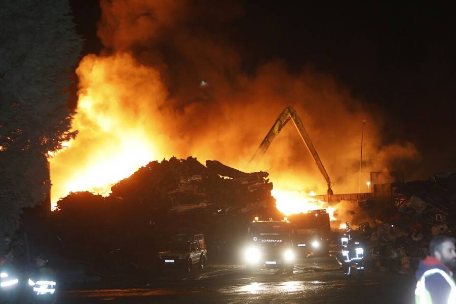 Las imágenes del espectacular incendio en un desguace de Gijón