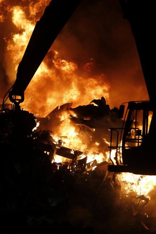 Las imágenes del espectacular incendio en un desguace de Gijón