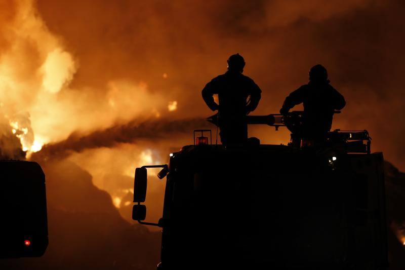 Las imágenes del espectacular incendio en un desguace de Gijón