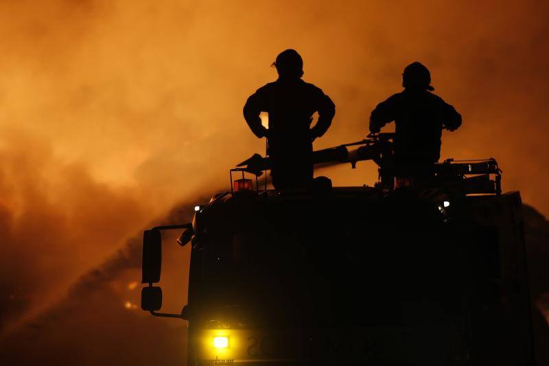 Las imágenes del espectacular incendio en un desguace de Gijón