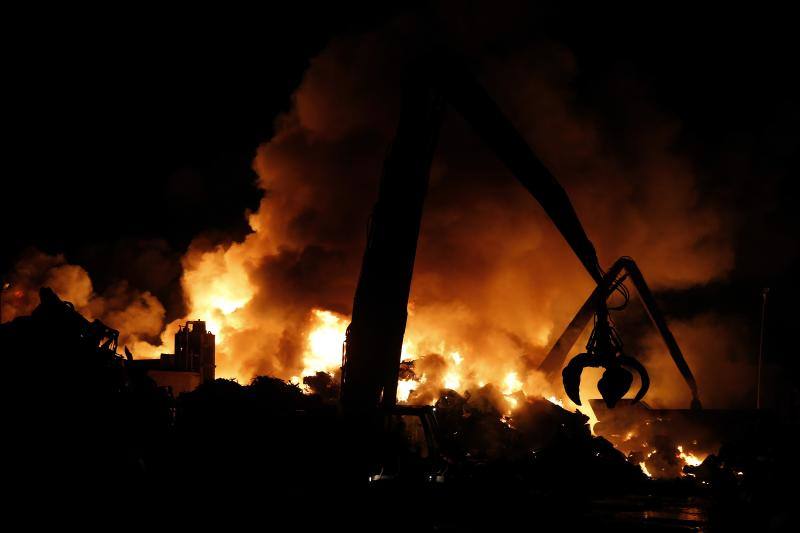 Las imágenes del espectacular incendio en un desguace de Gijón