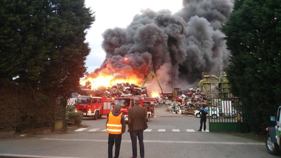Las imágenes del espectacular incendio en un desguace de Gijón