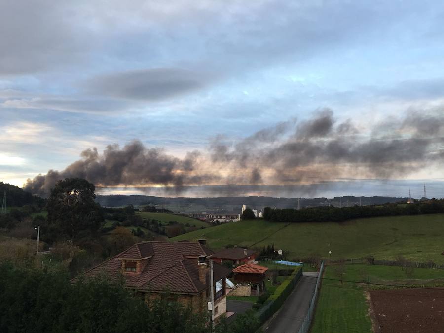 Las imágenes del espectacular incendio en un desguace de Gijón
