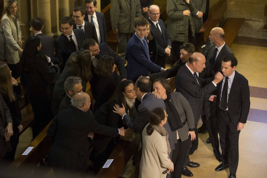 Multitud de personas han querido darle el último adiós al exministro de Educación y Ciencia y reputado jurista gijonés