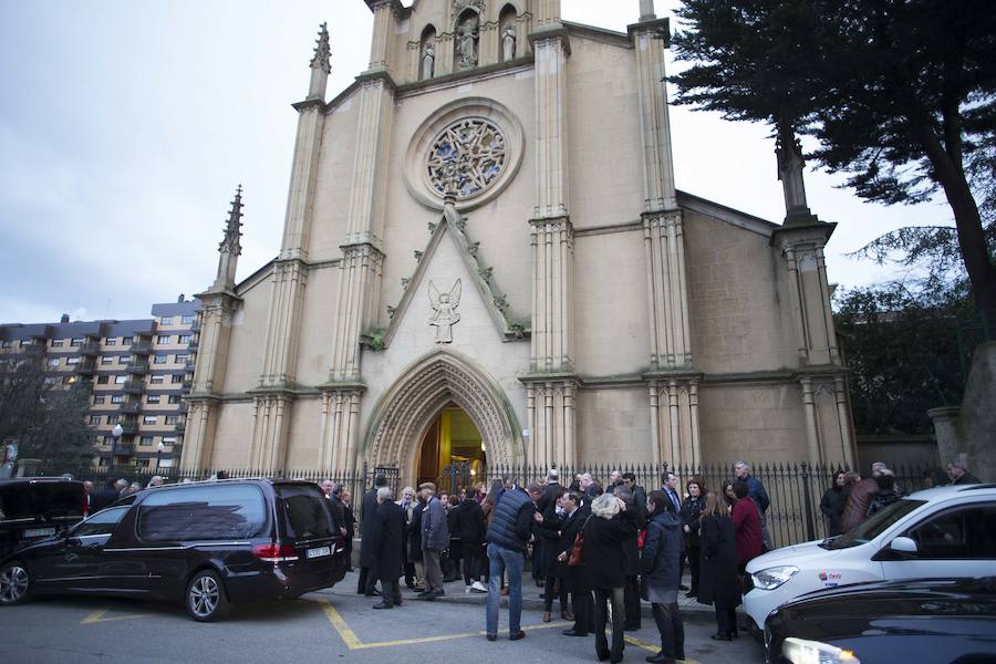 Multitud de personas han querido darle el último adiós al exministro de Educación y Ciencia y reputado jurista gijonés