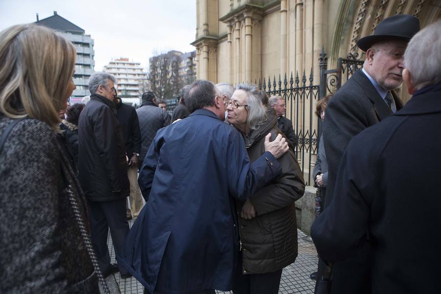 Multitud de personas han querido darle el último adiós al exministro de Educación y Ciencia y reputado jurista gijonés