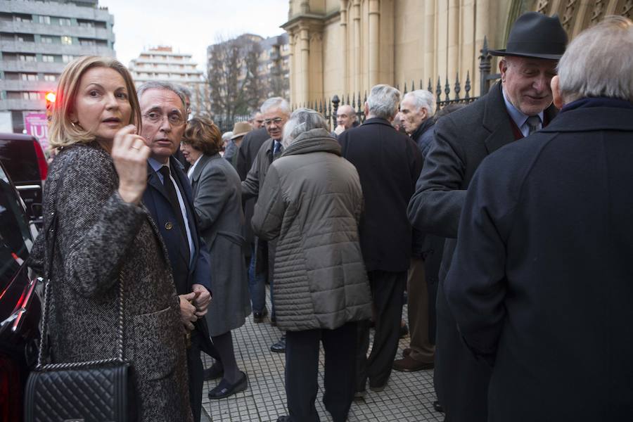 Multitud de personas han querido darle el último adiós al exministro de Educación y Ciencia y reputado jurista gijonés