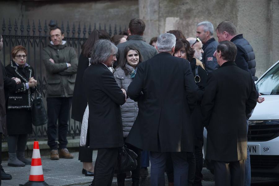 Multitud de personas han querido darle el último adiós al exministro de Educación y Ciencia y reputado jurista gijonés