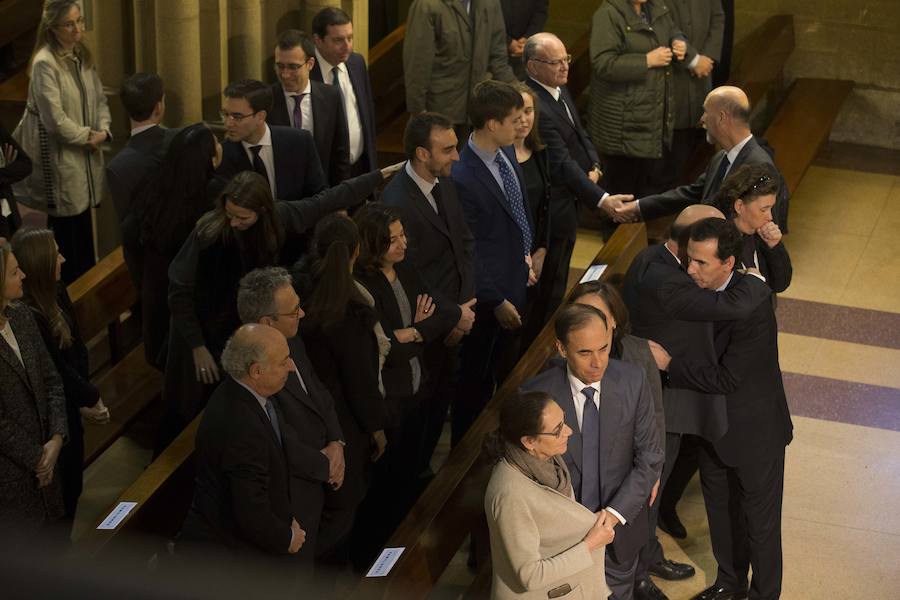 Multitud de personas han querido darle el último adiós al exministro de Educación y Ciencia y reputado jurista gijonés