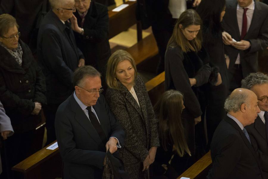 Multitud de personas han querido darle el último adiós al exministro de Educación y Ciencia y reputado jurista gijonés