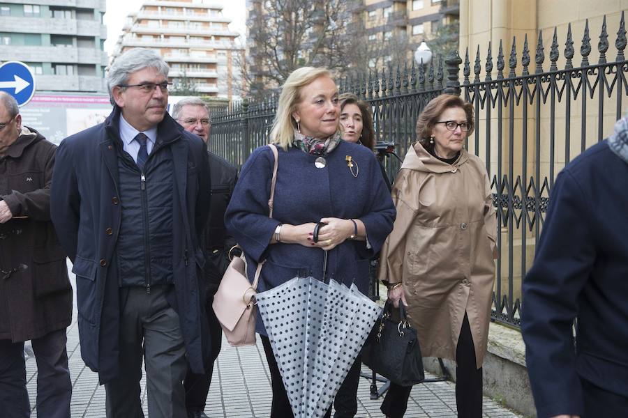 Multitud de personas han querido darle el último adiós al exministro de Educación y Ciencia y reputado jurista gijonés