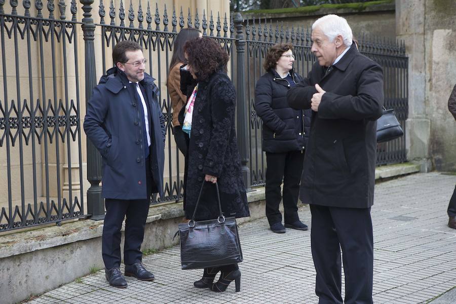 Multitud de personas han querido darle el último adiós al exministro de Educación y Ciencia y reputado jurista gijonés