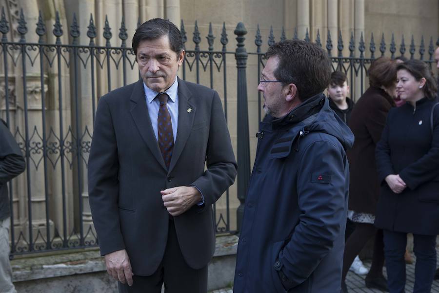 Multitud de personas han querido darle el último adiós al exministro de Educación y Ciencia y reputado jurista gijonés