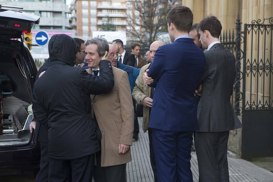 Multitud de personas han querido darle el último adiós al exministro de Educación y Ciencia y reputado jurista gijonés