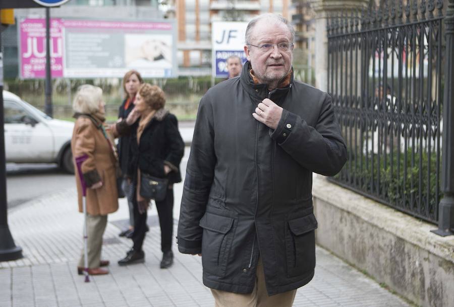 Multitud de personas han querido darle el último adiós al exministro de Educación y Ciencia y reputado jurista gijonés