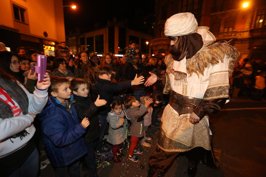 Los Reyes Magos de Oriente llevan la ilusión a Avilés