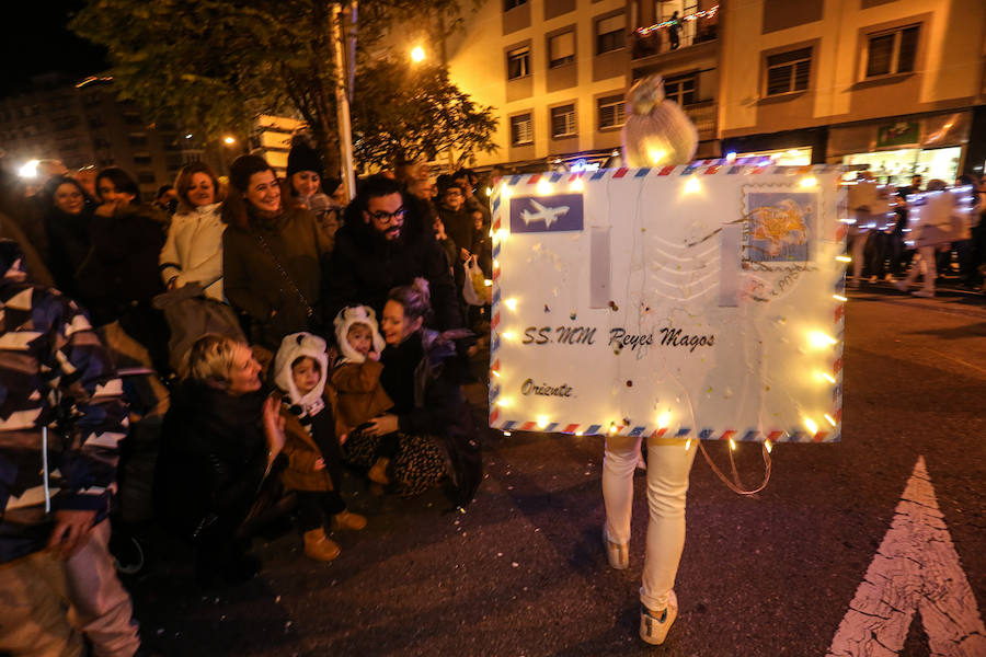 Los Reyes Magos de Oriente llevan la ilusión a Avilés