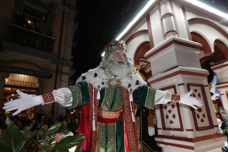 La Cabalgata de Reyes inunda Gijón de color