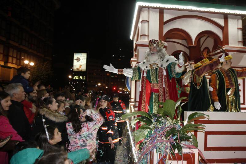 La Cabalgata de Reyes inunda Gijón de color