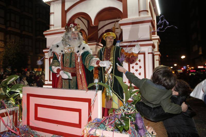 La Cabalgata de Reyes inunda Gijón de color