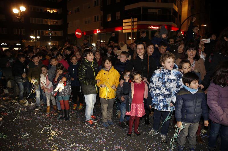 La Cabalgata de Reyes inunda Gijón de color