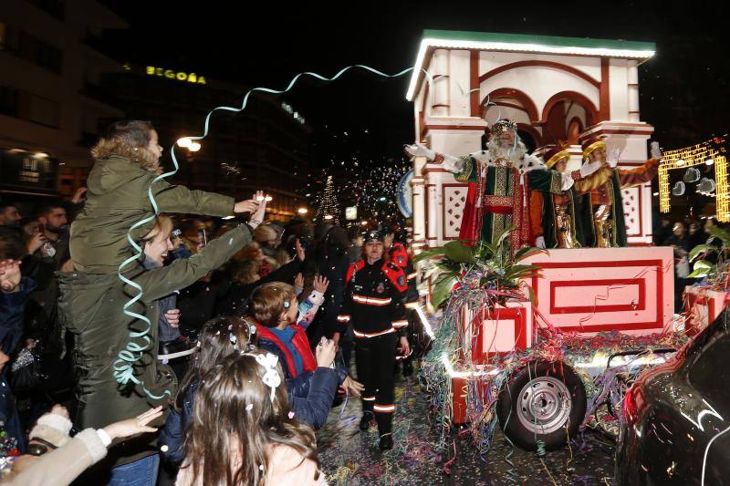 La Cabalgata de Reyes inunda Gijón de color