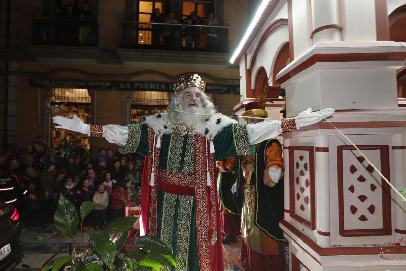 La Cabalgata de Reyes inunda Gijón de color