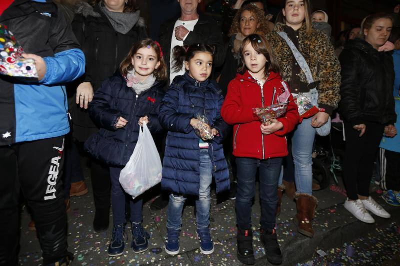 La Cabalgata de Reyes inunda Gijón de color