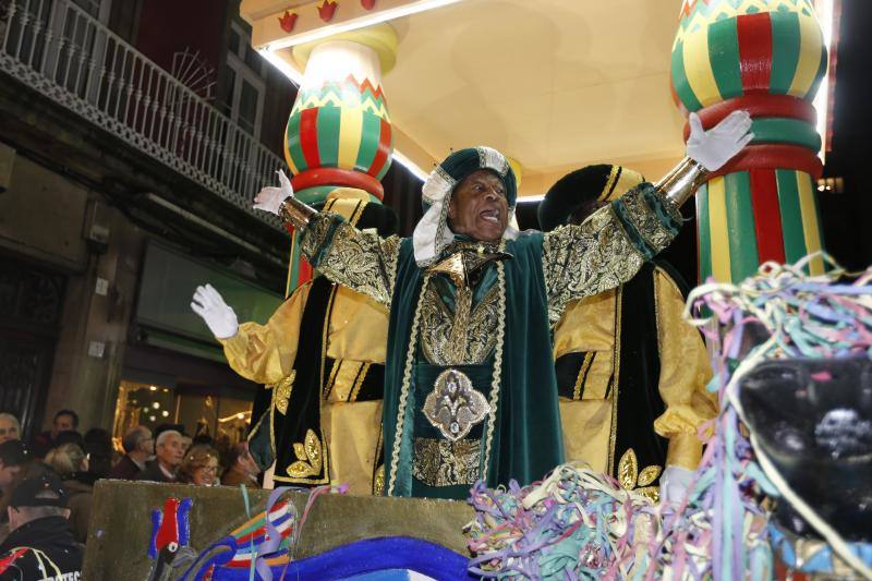 La Cabalgata de Reyes inunda Gijón de color