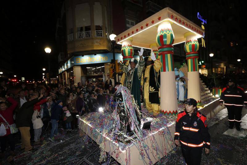 La Cabalgata de Reyes inunda Gijón de color