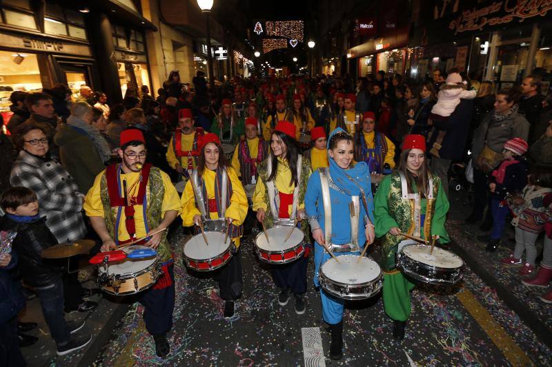 La Cabalgata de Reyes inunda Gijón de color