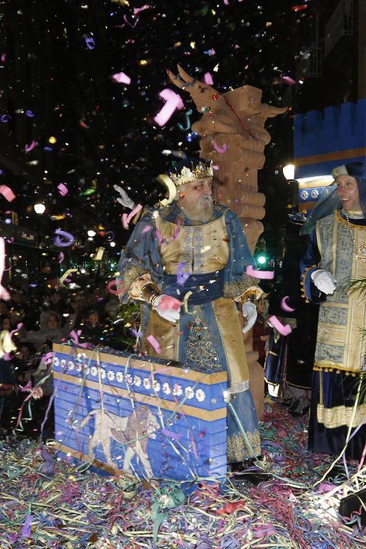 La Cabalgata de Reyes inunda Gijón de color
