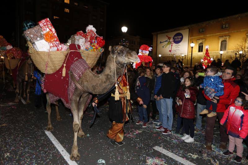 La Cabalgata de Reyes inunda Gijón de color