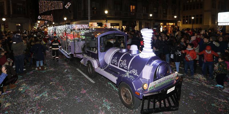 La Cabalgata de Reyes inunda Gijón de color