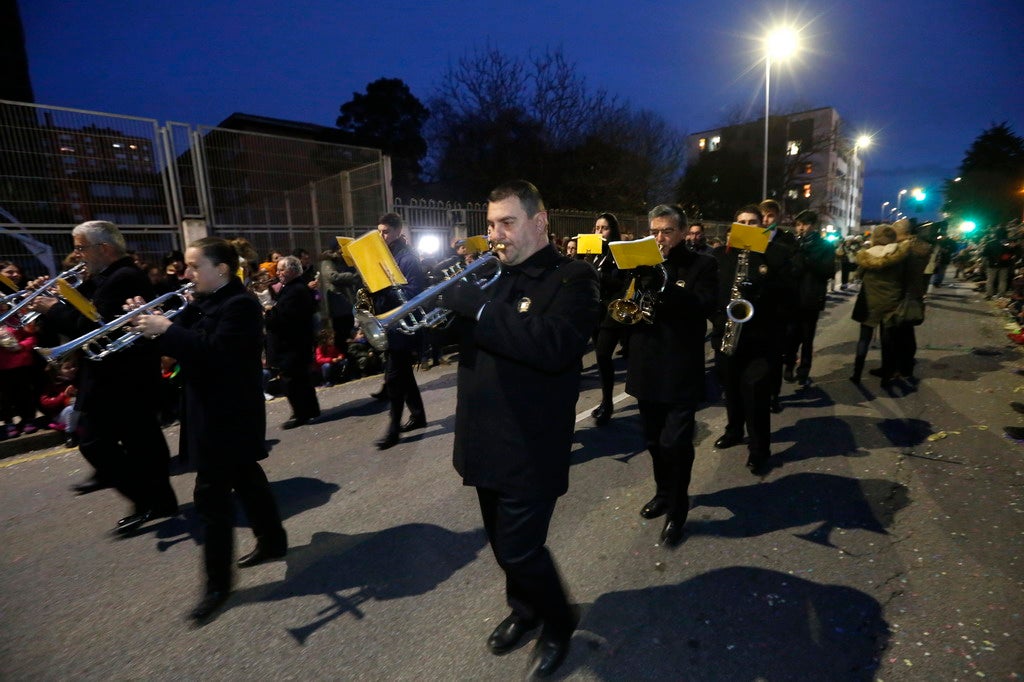 La Cabalgata de Reyes inunda Gijón de color
